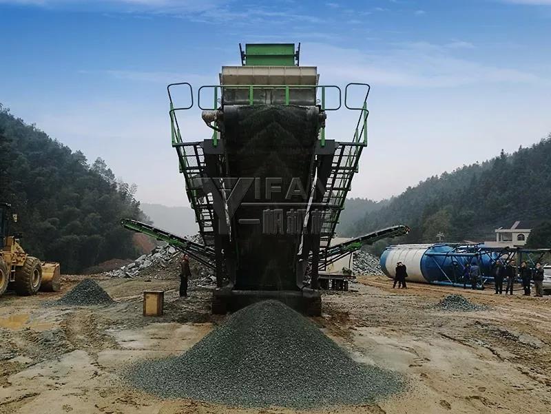 履带建筑垃圾处理现场三