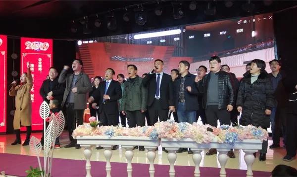 杨董携全体领导合唱歌曲《歌唱祖国》